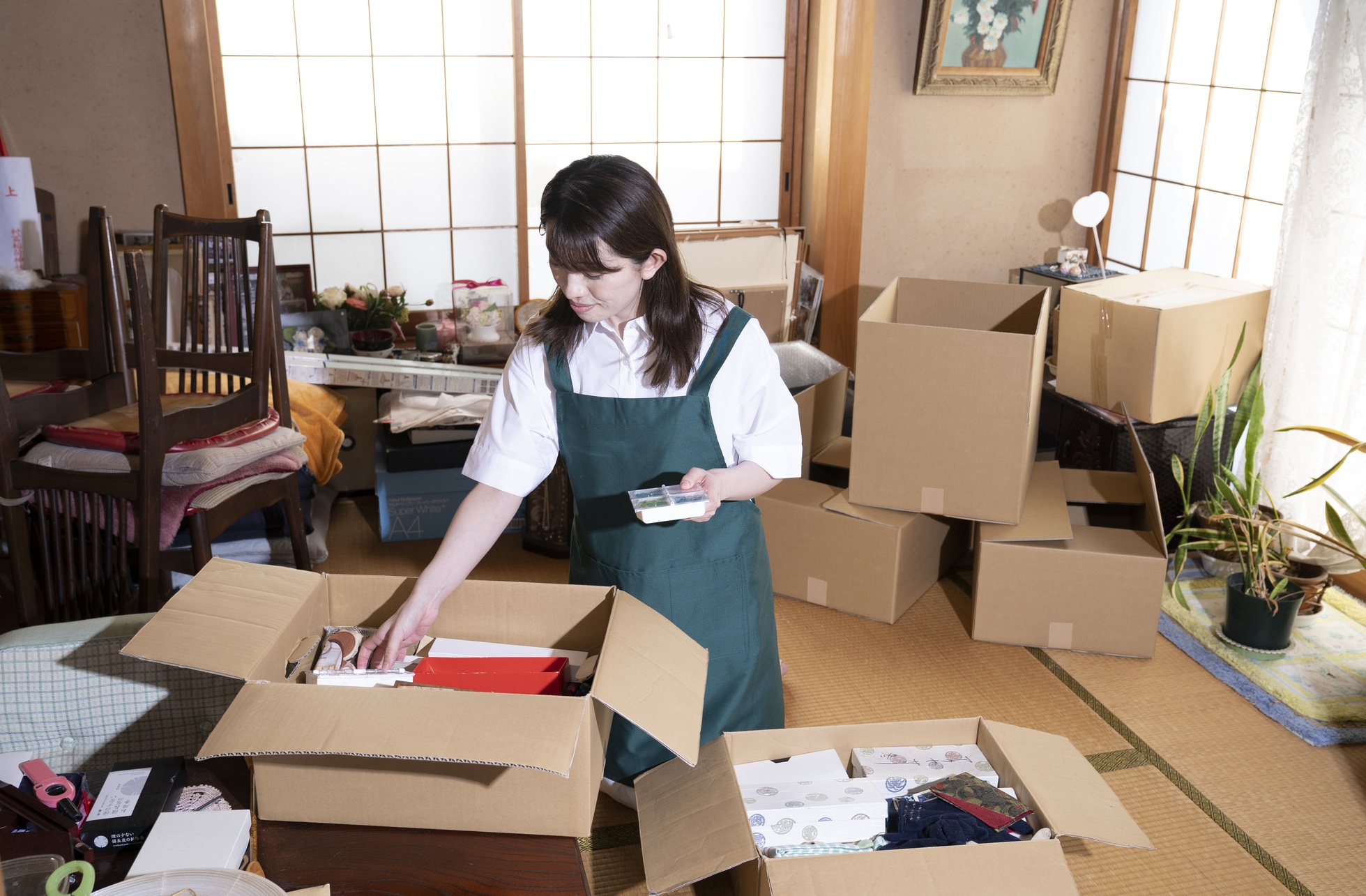 丁寧な作業をする遺品整理のスタッフ